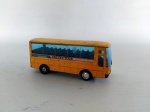 COLECIONISMO - ÔNIBUS: Miniatura de coleção ônibus em metal pintado de amarelo, e janelas em acrílico azul. Medidas: altura: 5 cm, largura: 4 cm e comprimento: 12 cm.