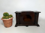 CAIXA DE RELÓGIO - MADEIRA: Antiga caixa de relógio de mesa executada em madeira nobre, no estilo mandelino. Medidas: altura: 17 cm, largura: 11 cm, comprimento: 28 cm e diâmetro relógio: 10 cm.