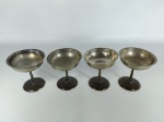 TAÇAS DE SORVETE - METAL: Lote composto por quatro antigas taças de sorvete executados em metal prateado, taças modelo alta, no formato redondo. Medidas: altura: 9 cm e diâmetro maior: 9 cm.