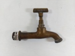 TORNEIRA - BRONZE: Antiga torneira de água executada em bronze da marca Icemil, funcionando. Medidas: altura: 9 cm e profundidade: 12 cm.