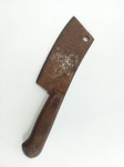CUTELO - ANTIGO: Antigo cutelo para uso culinário com cabo de madeira, com gravação na lâmina "Ap Cosmo". Medidas: comprimento lâmina: 14 cm e comprimento total: 27 cm.