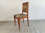 CADEIRA - ANOS 60: Antiga cadeira da década de 60, em madeira nobre clara com assento e encosto estofado. Medidas: altura: 80 cm, largura: 40 cm e profundidade: 38 cm.
