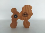 ESCULTURA - PATRÍCIA MARANHÃO: Bonita escultura de mesa representando animal em madeira clara, selado e gravado, medidas: altura:20 cm e largura:18 cm