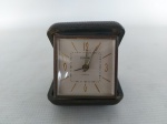RELÓGIO ANTIGO - EUROPA: Antigo relógio despertador de bolso da marca Europa, em metal dourado, capa em acrílico marrom, 2 jewels, não está dando corda, no estado. Medidas: largura: 8 cm e comprimento: 8 cm.