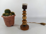 ABAJUR - ANTIGO: Bonito e antigo abajur de mesa executado em pedra de sabão torneados, funcionando. Medidas: altura: 20 cm e diâmetro base: 9 cm.