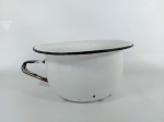 URINOL - ÁGATA: Antigo pinico Urinol em ágata esmaltada na tonalidade branca com filete preto na borda, com alça. Medidas: altura: 12 cm e diâmetro: 24 cm.