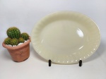SALADEIRA - COLOREX: Antiga saladeira em vidro leitoso da marca Colorex, com as bordas onduladas, no formato oval. Medidas: altura: 5 cm, largura: 24 cm e comprimento: 31 cm.