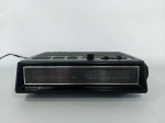 RÁDIO RELÓGIO - SANYO: Antigo rádio relógio de mesa da marca Sanyo, modelo RM - 5500N, rádio com duas faixas, relógio digital. Medidas: altura: 9 cm, largura: 25 cm e profundidade: 27 cm.