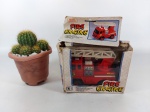 BRINQUEDO - CAMINHÃO DE BOMBEIRO: Bombeiro caminhão de bombeiro na caixa, Fire Engine, usa duas pilhas AA. Medidas do caminhão: altura: 12 cm, largura: 8 cm e comprimento: 16 cm.