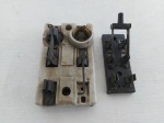 DIJUNTOR-LOUÇA: Lote composto por dois antigos dijuntores, sendo um em louça e outro em acrílico, no estado. Medidas louça: altura: 13 cm e largura: 8 cm