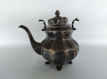 SAMOVAR - PRATA: Antigo e bonito samovar em metal banhado a prata, todo trabalhado, falta alça e base. Medida: altura total: 22 cm.