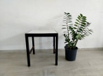 MESA - DESIGNER: Bonita mesa lateral da década de 50 executada em madeira nobre pintado de preto e tampo em formica branca, falta prateleira de baixo, selada. Medidas: altura: 50 cm, largura: 45 cm e comprimento: 45 cm.