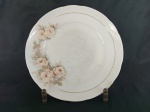 PORCELANA - REAL BRASIL: Antigo prato de porcelana com desenhos de flores, gravado no fundo, apresenta lascado, medida: diâmetro:24 cm