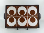 BANDEJA - ANOS 50: Bonita e antiga bandeja de servir da década de 50 executada em madeira nobre e belos azulejos (alguns apresentam trincados), com duas alças laterais. Medidas: largura: 33 cm e comprimento: 53 cm.