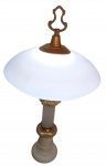 Antigo diferenciado e lindo Abajur Frances em Opalina Leitosa com ricas guarnições em metal dourado, Medida: 62 cm.