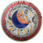 Colecionismo - Prato decorativo em cerâmica pintura feita à mão do restaurante Luna Bistrô Praia de Pipa RN 2002, prato Penne com Camarões e Especiarias. Medida: 26cm de diâmetro