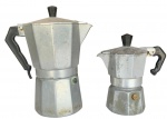 Cafeteiras Italiana, em alumínio práticas e fáceis de usar, possui válvula de segurança, não precisar de filtro de Papel. em bom estado. Medidas 20cm a maior e 15cm a menor