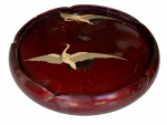 marmita oriental com tampa, singela ornamentação de dois cisnes policromada com o fundo laqueado na tonalidade vermelha, medindo 21cm de diâmetro e 7cm de altura.