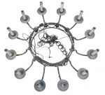 Lustre antigo em ferro com doze braços em plástico para lâmpada. Ideal para dar um toque rústico à sua decoração. Peça única! Medida: 85cm de diâmetro.