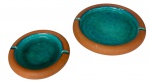 2 Belíssimos cinzeiros em cerâmica bem trabalhados. Medidas 18cm e 14cm
