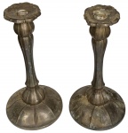 Lindo par de castiçais em metal prateado bem acabado. Medida: 15cm de diâmetro a base e a peça 29cm