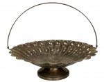Antiga fruteira produzida em metal espessurado á prata, com desenhos fenestrados, medida:25cm diâmetro x 17cm.