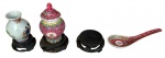 Lote contendo 2 vasos chines em porcelana sendo 1 com tampa, 1 concha em porcelana chines e 3 bases em madeira medindo em media 8 cm as peças