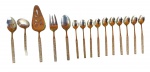 STAINLESS FINESSE KOREA- Jogo de talheres para serviço de mesa com cabo realçado com desenhos florais em baixo relevo, produzido em metal dourado.