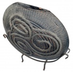 FLOREIRA EM FERRO NO SUPORTE . MEDE 26 X 26 CM .