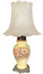 Imponente e rara luminária de mesa, Arte Deco, circa 1950, em metal porcelana pintada a mão, com decoração Floral. Medida: 42x20 cm.