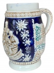CERÂMICA CERAMARTE - Caneca para chopp em cerâmica vitrificada, decorada com cena de família alemã com trajes típicos, paisagem campestre e elementos vegetalistas policromados em alto relevo. Medida: 14 cm de altura