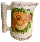 Jarra feita em porcelana com pintura feita a mão em motivos florais.