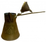 Belo e antigo bule árabe para café em metal dourado.