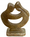 Majestosa escultura de um casal em pedra sabão. Apresentando desgastes do tempo.