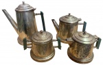 Conjunto para café, contendo 2 bules, 1 leiteira e 1 açucareiro, produzido em metal espessurado a prata e alças produzidas em madeira verde. Com marcas o tempo.