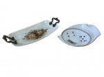 Conjunto composto por 1 bandeja vintage de porcelana vitrificada com pegas em ferro decorada por pintura feita a mão de delicadas rosas em policromia e 1 cinzeiro com naipes de baralho, filetado a ouro.