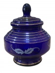 Antiga bomboniere executada em cristal azul cobalto pintado a mão e filetado a ouro. Década 1950.