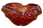 Cinzeiro em murano vermelho, ricamente trabalhado.. Medida: 20 cm de larg x 9 cm de alt.
