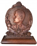 Antiga placa decorativa em madeira homenagem da escola E.S.G.T João Alfredo datado. Faltando um pedaço da parte escrita homenagem.