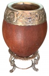 Antiga cuia para chimarrão com suporte.