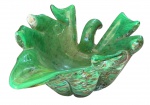 Antigo Centro de Mesa em vidro artístico de Murano italiano na cor verde em desenho de folhagem com um bicado em uma das pontas que está indo junto da peça, podendo ser reparada.