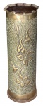 Curioso vaso montado sobre antigo cartucho de bala de canhão decorado com rico trabalho floral . perfeito estado de conservação. Datada de 1917. 35 cm de altura x 8,0 cm de diâmetro .