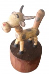 BRINQUEDO- Antiga Vaquinha articulada Pula Pula da dec. 70. Medida: 9cm.