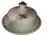 Antiga Manteigueira em Porcelana com pintura de 2 Pavões feitas a mão. Imperceptível detalhe na base. Medidas: 8X14.