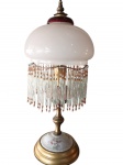 Antigo e lindo Abajur Art Nouveau, encimado por Cúpula em Opalina Leitosa, rodeada por ricos pingentes em Cristal torcidos com gotas na cor âmbar e leitosa. Medidas: 45X20.