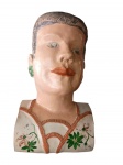 Antiga e grande escultura de cerâmica em tom natural e policromias, representada por Busto de uma Mulher com estilo que remete a arte popular ou figurativo. Possui detalhes como brincos em forma de flor e penteado com um coque.Bem provável que se trate de uma Obra da conhecida Ceramista Brasileira, Isabel Mendes da Cunha,  que retratam o cotidiano e a cultura popular possivelmente do Vale do Jequitinhonha.Medidas:18X32.