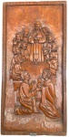 ARTE SACRA - Belíssimo e antigo retábulo sacro confeccionado em madeira nobre esculpido em alto relevo, entalhado a mão representando o momento eucarístico.O trabalho revela notável profundidade e domínio do relevo, com minuciosos detalhes nas vestes e expressões faciais. O entalhe é feito com elegância e dramaticidade barroca, revelando fortes influências do estilo colonial ibérico. Peça com grande força simbólica e valor devocional, ideal para colecionadores de arte sacra, acervos eclesiásticos ou decoração de ambientes clássicos. Com assinatura de François no CID. Med: 203 cm altura x 99 cm x 10cm.