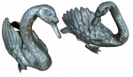 Encantador par de cisnes em bronze italiano maciço, cada um pesando aproximadamente 2,500kg. Com marcação na base. Med: 27x20cm.