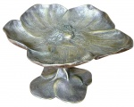 Antigo centro de mesa em bronze com banho prateado com pé e figura central de uma mulher em alto relevo. Requintado item de colecionador, profusamente trabalhado. Med: 23cm x 15cm de altura.