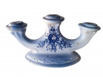 Antigo Candelabro em Porcelana para 3 Lumes. Ínfimos desgastes do tempo. Medidas: 28X15.